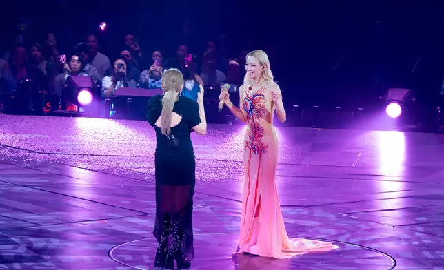 Sammi表示邀請了一位「好唱得」的表演嘉賓，然後《親密關係》音樂奏起，衛蘭（Janice）升上台