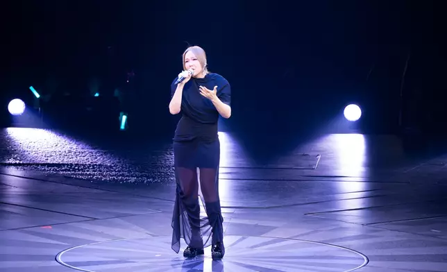 Sammi笑言要返後台食麵和換衫，請Janice留步表演