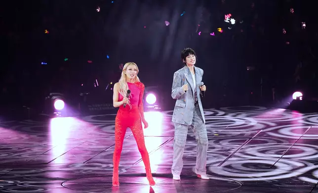 Sammi以一身性感紅色蕾絲造型與特別嘉賓王丹妮合唱梅艷芳經典作品《壞女孩》。