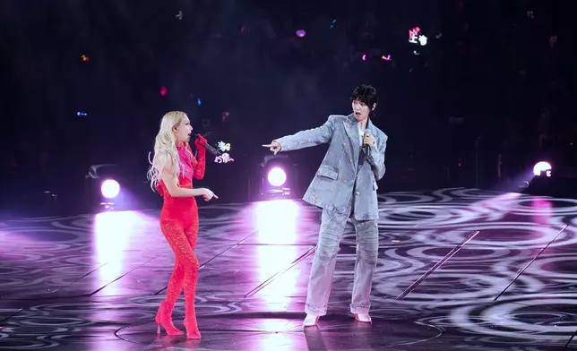 以一身性感紅色蕾絲造型與特別嘉賓王丹妮合唱梅艷芳經典作品《壞女孩》