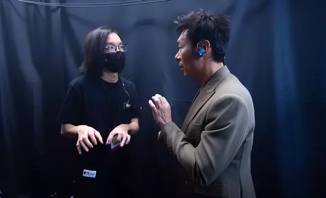 許志安升上台，鋼琴彈奏《世紀末煙花》