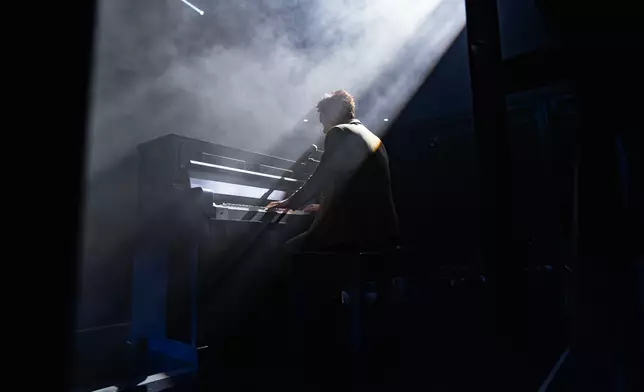 許志安升上台，鋼琴彈奏《世紀末煙花》