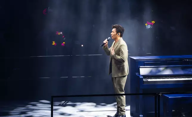 許志安升上台，鋼琴彈奏《世紀末煙花》