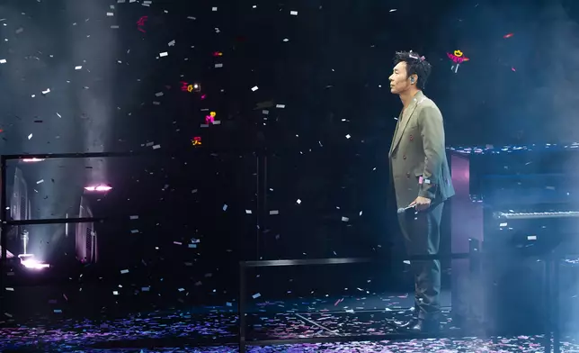 許志安升上台，鋼琴彈奏《世紀末煙花》