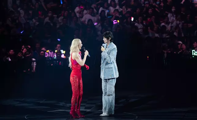 以一身性感紅色蕾絲造型與特別嘉賓王丹妮合唱梅艷芳經典作品《壞女孩》