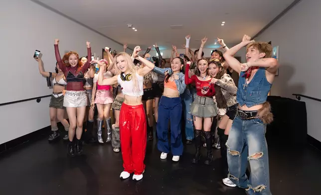 天后鄭秀文（Sammi)昨晚在澳門威尼斯人金光綜藝館，舉行第七場「You &amp; Mi鄭秀文澳門演唱會2025」