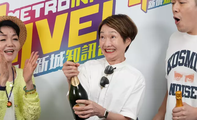 阿譚更即場開香檳暢飲，現場歡笑聲不絕。