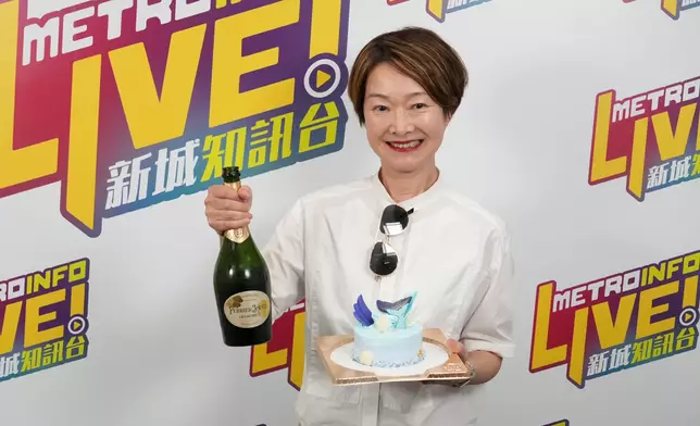 當看到大家送上兩支香檳及蛋糕，阿譚更是笑逐顏開