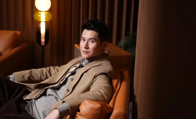 火火指家樂靚仔有利追女仔，家樂耍手擰頭