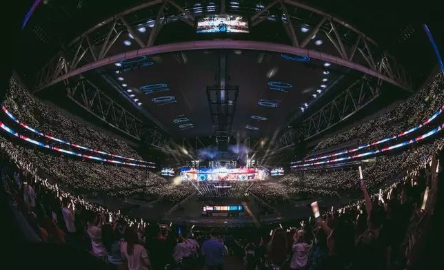 五月天演唱會絕美雷射躍上啟德屋頂炫爛視效打造體育場全觀視角巨型舞台