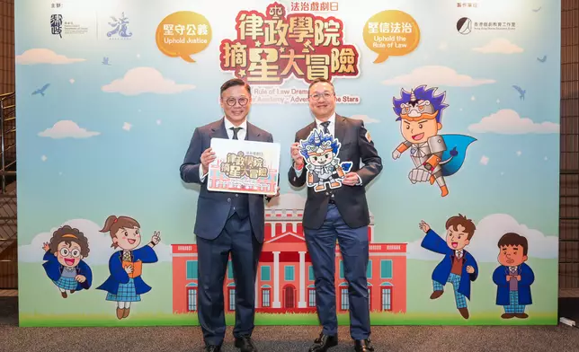 律政司司長林定國（右）和律政司副司長張國鈞（左）於演出前合照。政府新聞處圖片