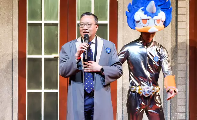 長林定國（左）在台上參與演出。 政府新聞處圖片