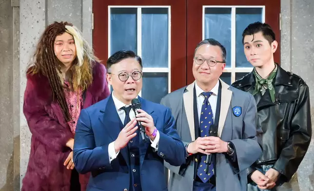 律政司司長林定國（右二）和副司長張國鈞（左二）在台上參與演出。政府新聞處圖片