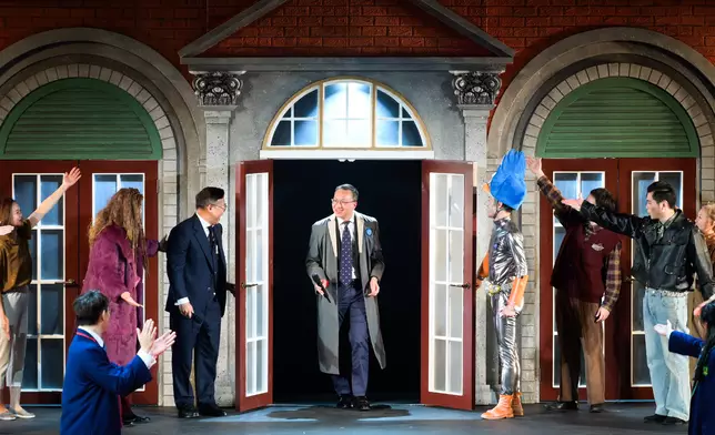 林定國（中）和張國鈞（左四）在台上參與演出。 政府新聞處圖片