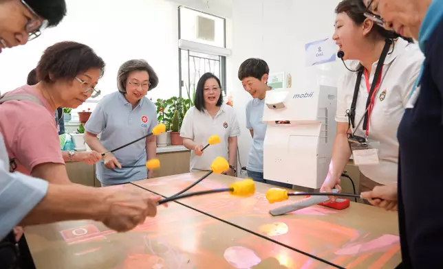 （左三起）楊何蓓茵、香港聖公會福利協會總幹事劉冼靜儀、公務員事務局副秘書長張誼和公務員義工與長者一同參與感官統合訓練的遊戲，幫助提升長者的反應能力。政府新聞處圖片