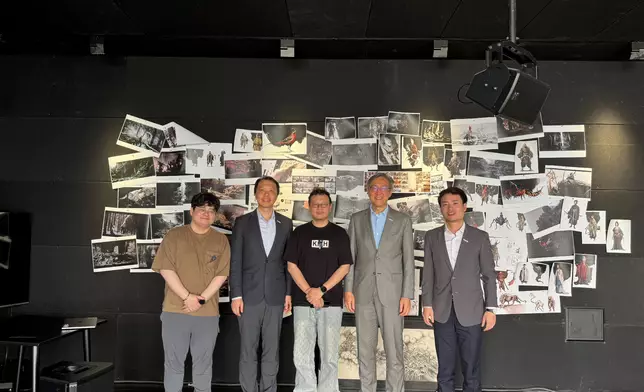 引進辦主任任景信（右二）及引進辦執行總裁彭文俊（左二）到訪杭州文創企業。 政府新聞處圖片