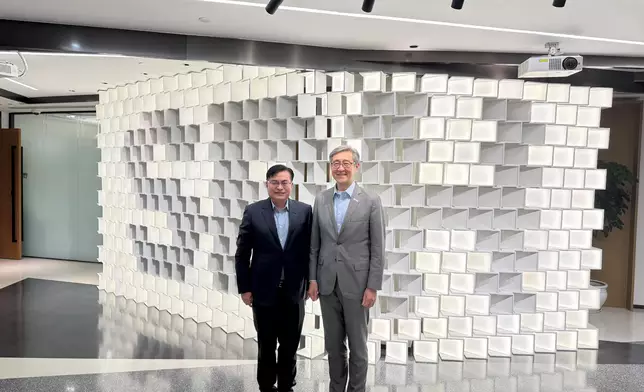 引進辦主任任景信（右）與上海醫藥企業代表合照。 政府新聞處圖片