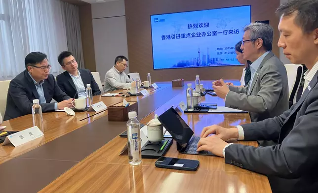 引進辦主任任景信（右二）與上海醫藥企業代表會面。 政府新聞處圖片