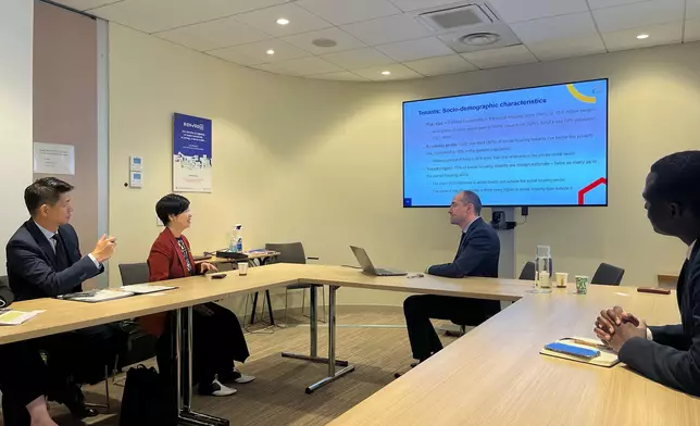 何永賢（左二）20日早上到訪當地一個社會房屋組織——法國社會住房聯盟L'Union sociale pour l'habitat總部，並與其經濟及財務總監Christophe Bellégo（右二）會面，了解組織就當地房屋議題進行研究分析及協助政府制訂政策等的工作。政府新聞處圖片