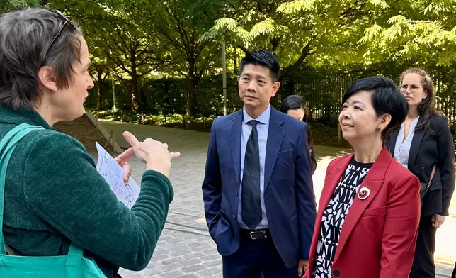 何永賢（右一）參觀巴黎市內一個環保社區Clichy-Batignolles。 政府新聞處圖片