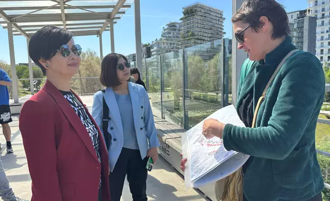 何永賢（左一）參觀巴黎市內一個環保社區Clichy-Batignolles。政府新聞處圖片