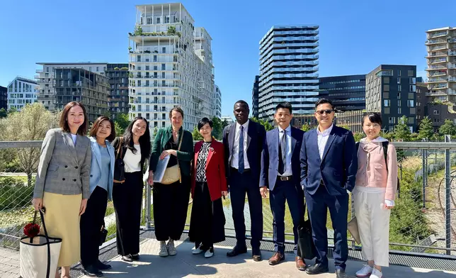 何永賢（中）參觀巴黎市內一個環保社區Clichy-Batignolles。 政府新聞處圖片