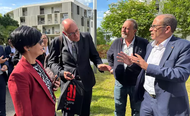 何永賢（左一）參觀巴黎市內一個環保社區Ecoquartier Nanterre Université。 政府新聞處圖片