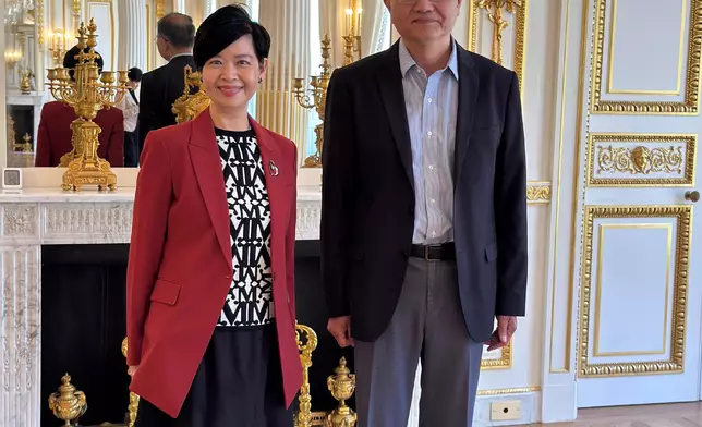 何永賢（左）拜會中國駐法國大使鄧勵（右），向他介紹香港最新的房屋政策和措施，包括善用大灣區的力量，推進建屋科技發展，亦從與大使的交談中了解香港作為「超級聯繫人」和高度國際化城市的優勢。政府新聞處圖片