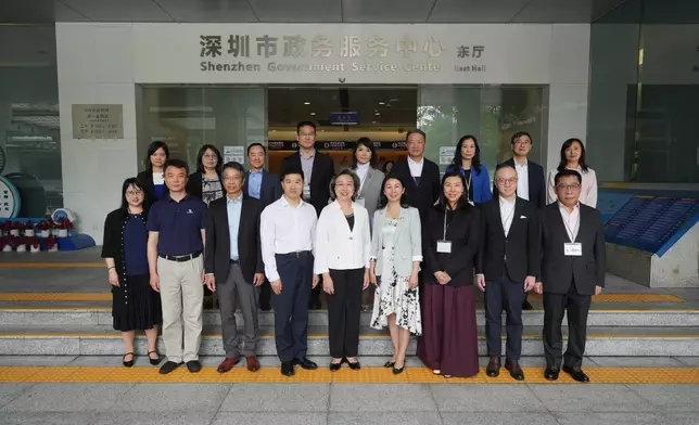 ​公務員事務局局長與立法會議員在深圳職務考察。政府新聞處圖片