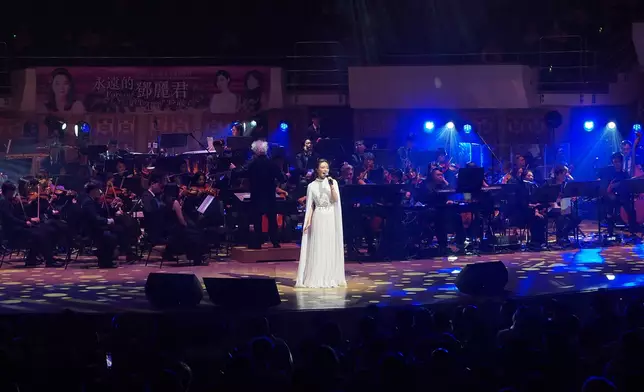 她則唱出另一批 Teresa 的經典包括「情人的關懷」、「償還」、「遇見你」、「微風細雨」、「高山青」、「漫步人生路」、「忘記他」、.「小城故事」和「月亮代表我的心」等