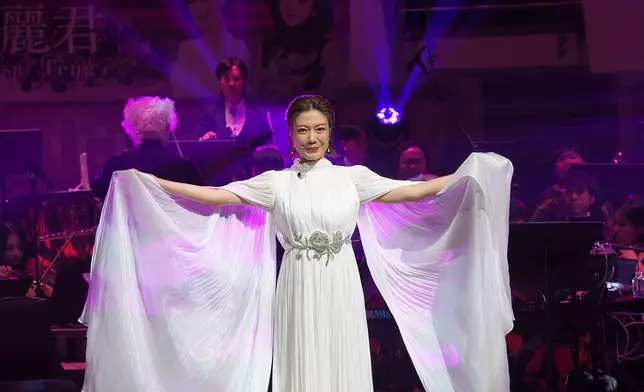龍婷以一身白色帶閃的服裝出場，充滿仙氣