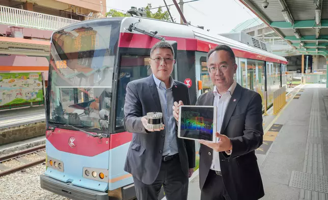 港鐵車務工程服務及創科總管陳慶強先生（右）介紹公司研發的「樹木監察系統」應用在輕鐵網絡以提升樹木風險管理的效能，而港鐵公司營運主管－屯馬綫，輕鐵及港鐵巴士陳志雄先生（左）呼籲乘客留意颱風期間的服務安排。港鐵圖片