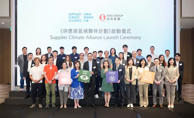 《供應商氣候夥伴計劃》日前舉辦啟動儀式暨專題座談會，邀得香港特別行政區政府環境及生態局氣候變化專員李學賢先生（第一排右五）、香港交易所集團總法律顧問及集團首席可持續發展總監周冠英先生（第一排左五）、香港通用檢測認證有限公司管理與保證部總監關靜儀女士（第一排右四）、信和集團財務總監兼財政聯席董事周承雯女士（第一排右六），以及來自不同界別的供應商代表出席。