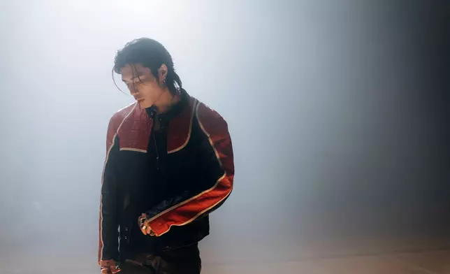 《上場》是YT 包辦曲詞編監導，是他第一次嘗試寫Rap