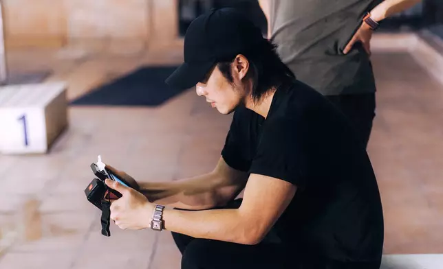 YT 將自己對夢想的十年磨礪、永不退縮的堅韌，透過《上場》向大家展示