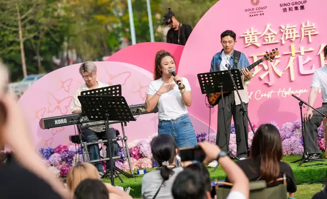 人氣爆燈的街頭樂隊The Flame於繡球花節為訪客獻唱。