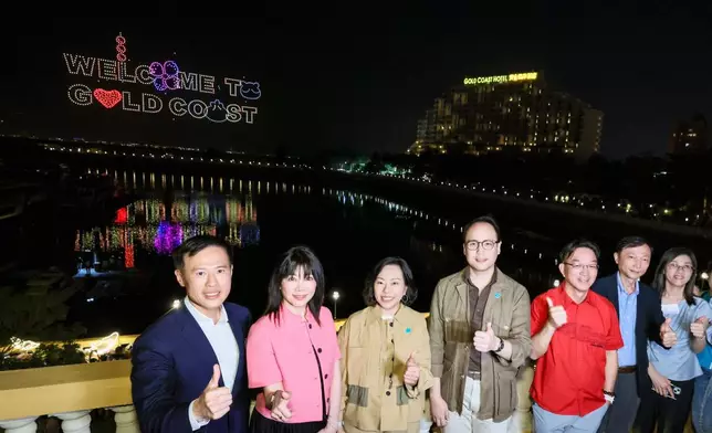 信和集團執行董事田兆源(左一)、信和集團資產管理董事蔡碧林 (左二)、民政及青年事務局局長麥美娟(左三)、屯門民政事務專員關可臨(左四)及新界鄉議局主席劉業強議員(左五)一同欣賞無人機滙演。