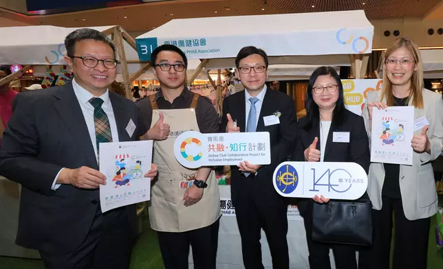 香港特別行政區政府勞工及福利局局長孫玉菡（中）參觀共融市集攤位。