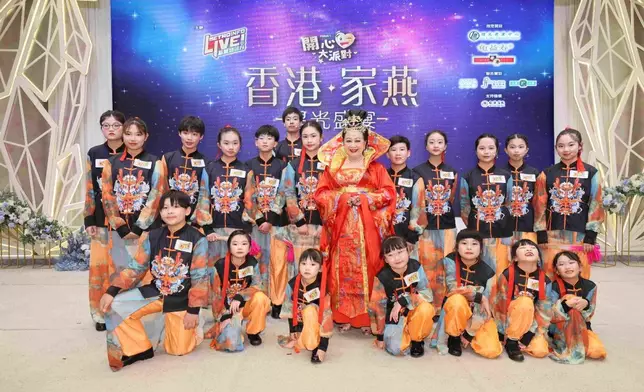 家燕媽媽的藝術中心的學生亦上台又唱又跳