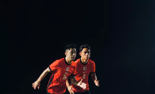 中國香港足球代表隊 - (左) 陳肇鈞 (右)顏卓彬