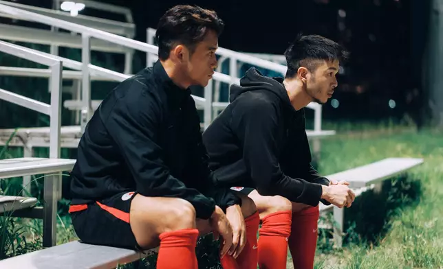 中國香港足球代表隊 - (左)顏卓彬 (右) 陳肇鈞