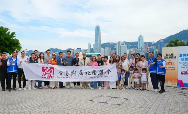 香港潮屬社團總會一眾首長與油尖旺民政事務、油尖旺關愛隊及藝人歐陽震華於活動開始前大合照。