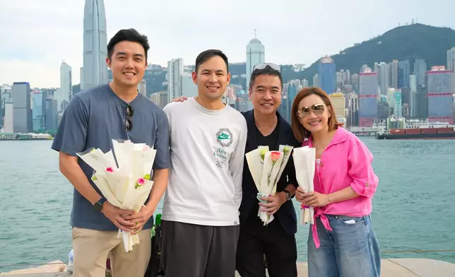 香港潮屬社團總會副主席楊政龍（左二）及楊玳詩（右一）及副主席陳誠傑（左一）與油尖旺民政事務專員余健強先生, JP（右二）溫馨合照