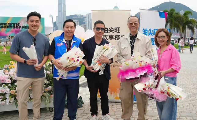 香港潮屬社團總會副主席楊玳詩（右一）及副主席陳誠傑（左一）、與油尖旺民政事務專員余健強先生, JP（中）、油尖旺關愛隊代表（左二）、藝人歐陽震華（右二）手持鮮花合照。