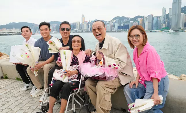 香港潮屬社團總會副主席楊玳詩（右一）、副主席陳誠傑（左二）、藝人歐陽震華（右二）、油尖旺民政事務專員余健強先生, JP（左三）共同送上母親節花束予行動不便的婆婆。