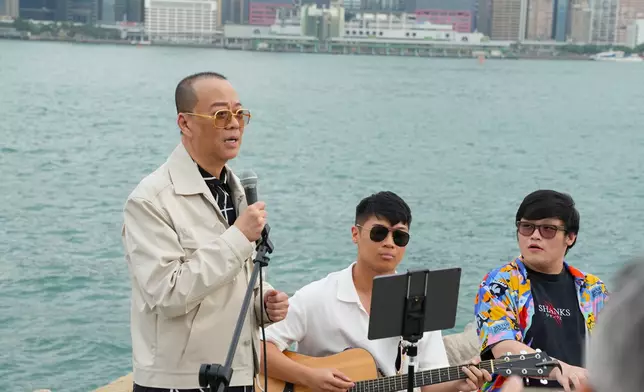 藝人歐陽震華即興與年輕Busker jam 歌，大唱《上海灘》，吸引過百名市民圍觀。