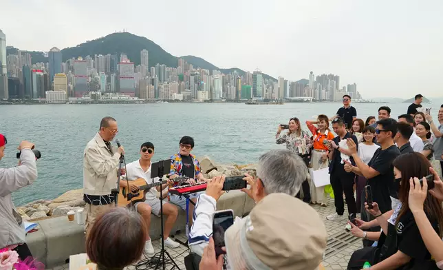 藝人歐陽震華即興與年輕Busker jam 歌，大唱《上海灘》，吸引過百名市民圍觀。