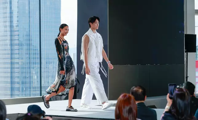 華為更安排一場結合時尚美學與尖端科技的視聽盛宴，透過華為穿戴、平板和耳機與 Fashion 結合，演繹運動健康和流動辦公場景的時尚生活態度。