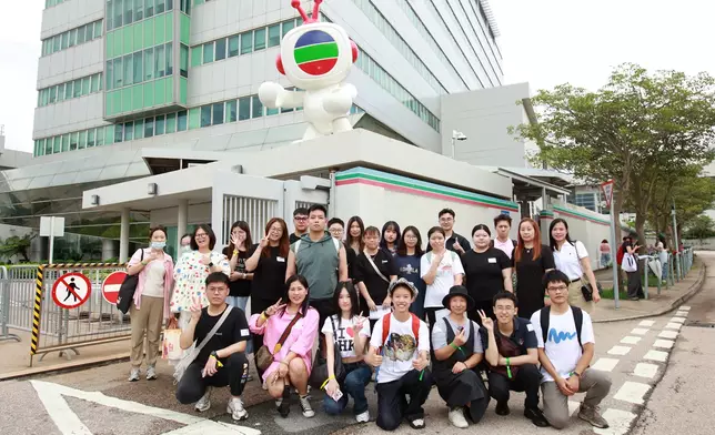 一眾粉絲於電視廣播城正門和吉祥物TVBuddy合影。