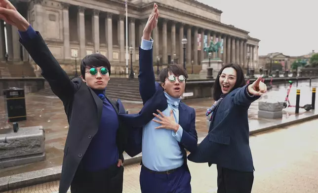 高海寧、周嘉洛、黃庭鋒一身Beatles造型遊利物浦市